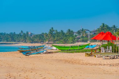 Marakolliya sahilinde balıkçı tekneleri, Sri Lanka.