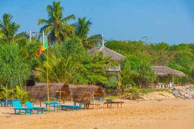 Marakolliya sahilindeki güneşlik yatakları, Sri Lanka.