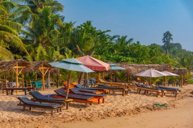 Marakolliya sahilindeki güneşlik yatakları, Sri Lanka.