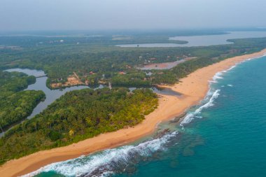 Sri Lanka 'daki Marakolliya plajının günbatımı manzarası.