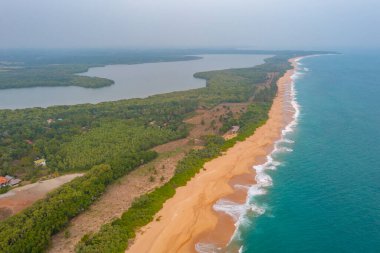 Sri Lanka 'daki Marakolliya plajının günbatımı manzarası.