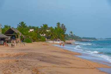 Sri Lanka 'daki Medaketyia plajında güneşli bir gün.