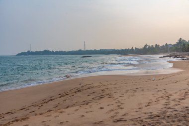 Sri Lanka 'daki Medaketyia plajında güneşli bir gün.