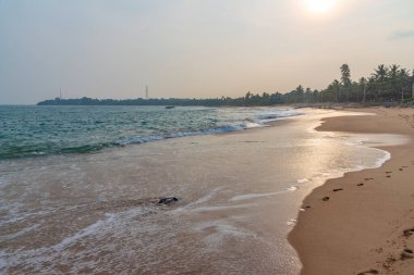 Sri Lanka 'daki Medaketyia plajında güneşli bir gün.