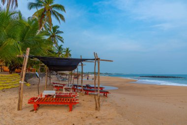 Marakolliya sahilindeki güneşlik yatakları, Sri Lanka.