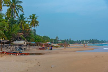 Marakolliya sahilindeki güneşlik yatakları, Sri Lanka.