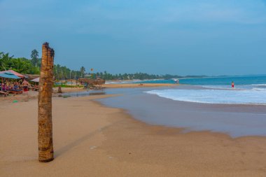 Sri Lanka 'daki Medaketyia plajında güneşli bir gün.
