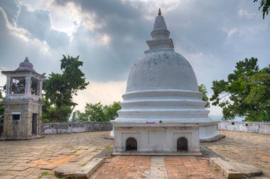 Sri Lanka 'daki Mulkirigala kaya tapınakları.
