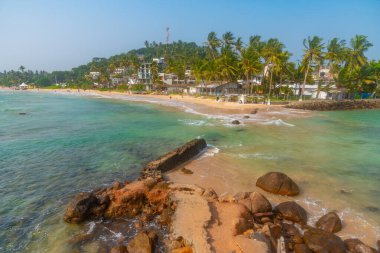 Sri Lanka 'da güneşli bir günde Mirissa plajı.