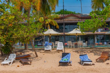 Sri Lanka 'daki Mirissa plajında modern bir otel..