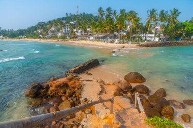 Mirissa plajı Sri Lanka 'daki papağan kayasından görülüyor..