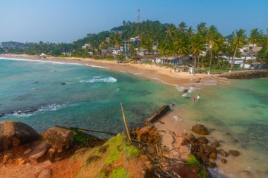 Mirissa plajı Sri Lanka 'daki papağan kayasından görülüyor..