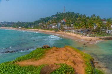 Mirissa plajı Sri Lanka 'daki papağan kayasından görülüyor..