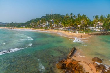 Mirissa plajı Sri Lanka 'daki papağan kayasından görülüyor..