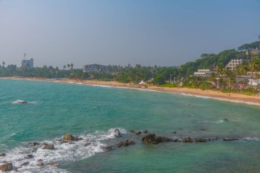 Mirissa plajı Sri Lanka 'daki papağan kayasından görülüyor..