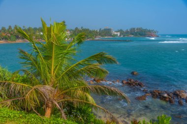 Mirissa plajı Sri Lanka 'daki papağan kayasından görülüyor..