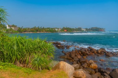 Mirissa plajı Sri Lanka 'daki papağan kayasından görülüyor..