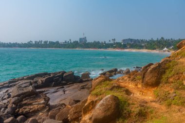 Mirissa plajı Sri Lanka 'daki papağan kayasından görülüyor..