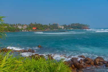 Mirissa plajı Sri Lanka 'daki papağan kayasından görülüyor..