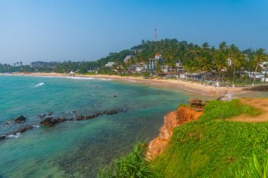 Mirissa plajı Sri Lanka 'daki papağan kayasından görülüyor..