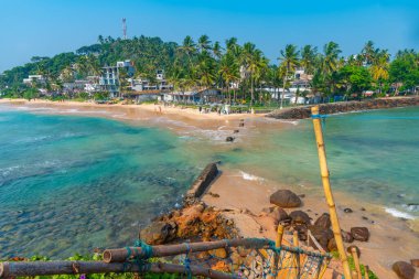 Mirissa plajı Sri Lanka 'daki papağan kayasından görülüyor..