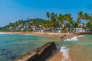 Mirissa plajı Sri Lanka 'daki papağan kayasından görülüyor..