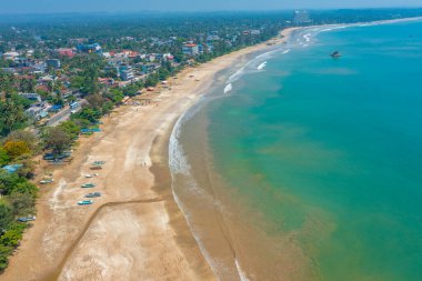 Sri Lanka 'daki Weligama plajının havadan görünüşü.