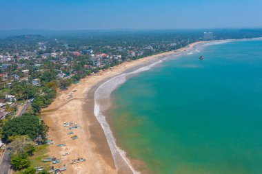 Sri Lanka 'daki Weligama plajının havadan görünüşü.