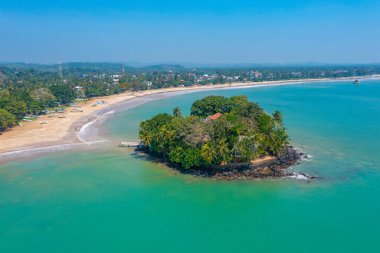 Taprobane adası ve Sri Lanka 'daki Weligama plajı havadan görünüyor..