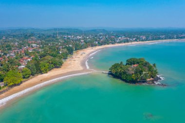 Taprobane adası ve Sri Lanka 'daki Weligama plajı havadan görünüyor..