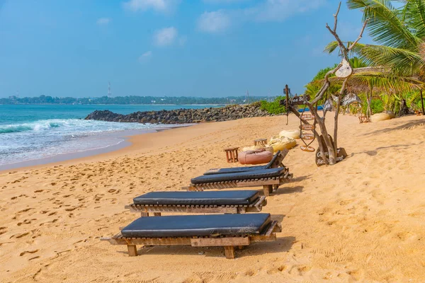 Marakolliya Sahilindeki Güneşlik Yatakları Sri Lanka — Stok fotoğraf