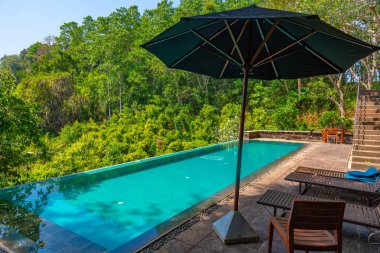 Mirissa Hills, Sri Lanka 'daki tarçın tarlalarına bakan havuz.