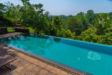 Mirissa Hills, Sri Lanka 'daki tarçın tarlalarına bakan havuz.