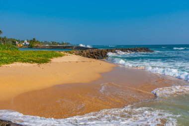 Sri Lanka 'daki Koggala plajında güneşli bir gün..