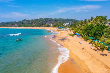 Sri Lanka 'daki Unawatuna plajının havadan görünüşü.