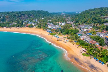 Sri Lanka 'daki Unawatuna plajının havadan görünüşü.