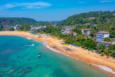 Sri Lanka 'daki Unawatuna plajının havadan görünüşü.