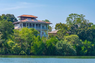 Sri Lanka 'daki Koggala gölünde bir otel..