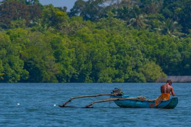 Sri Lanka 'daki Koggala gölüne demir atan balıkçı tekneleri..