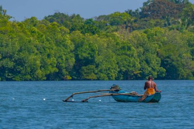 Sri Lanka 'daki Koggala gölüne demir atan balıkçı tekneleri..