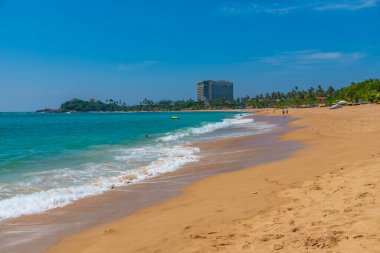 Güneşli bir günde Sri Lanka 'da Unawatuna plajı.