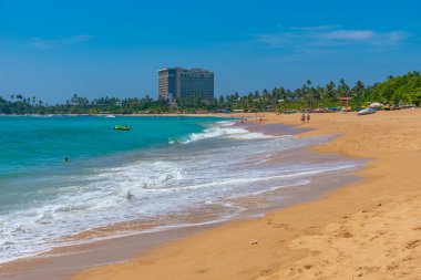 Güneşli bir günde Sri Lanka 'da Unawatuna plajı.