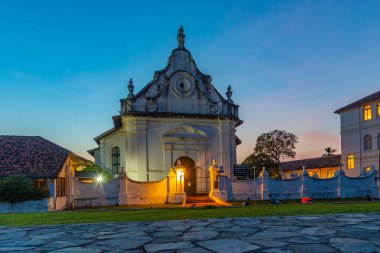 Galle, Sri Lanka 'daki Hollanda Reform Kilisesi üzerinde gün batımı.