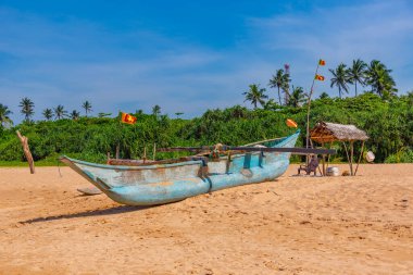 Bentota, Sri Lanka 'da bir sahilde balıkçı teknesi.