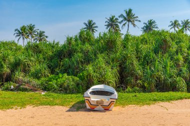 Bentota, Sri Lanka 'da bir sahilde balıkçı teknesi.