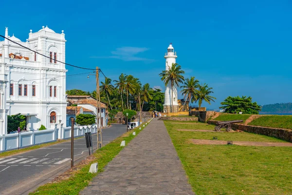 スリランカの平均的なモスクとガレ灯台 — ストック写真