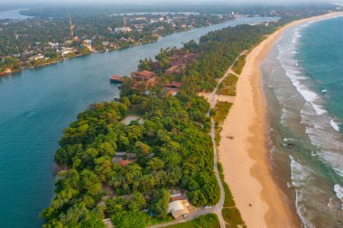 Bentota sahili ve Sri Lanka adasının havadan görünüşü..