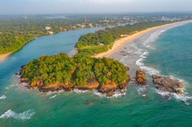 Bentota sahili ve Sri Lanka adasının havadan görünüşü..