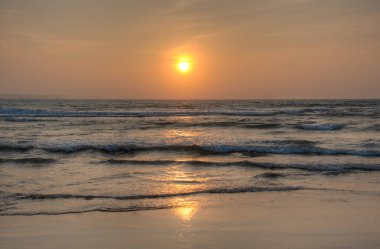 Sri Lanka 'daki Bentota plajında gün batımı.