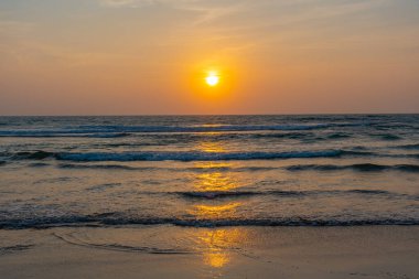 Sri Lanka 'daki Bentota plajında gün batımı.